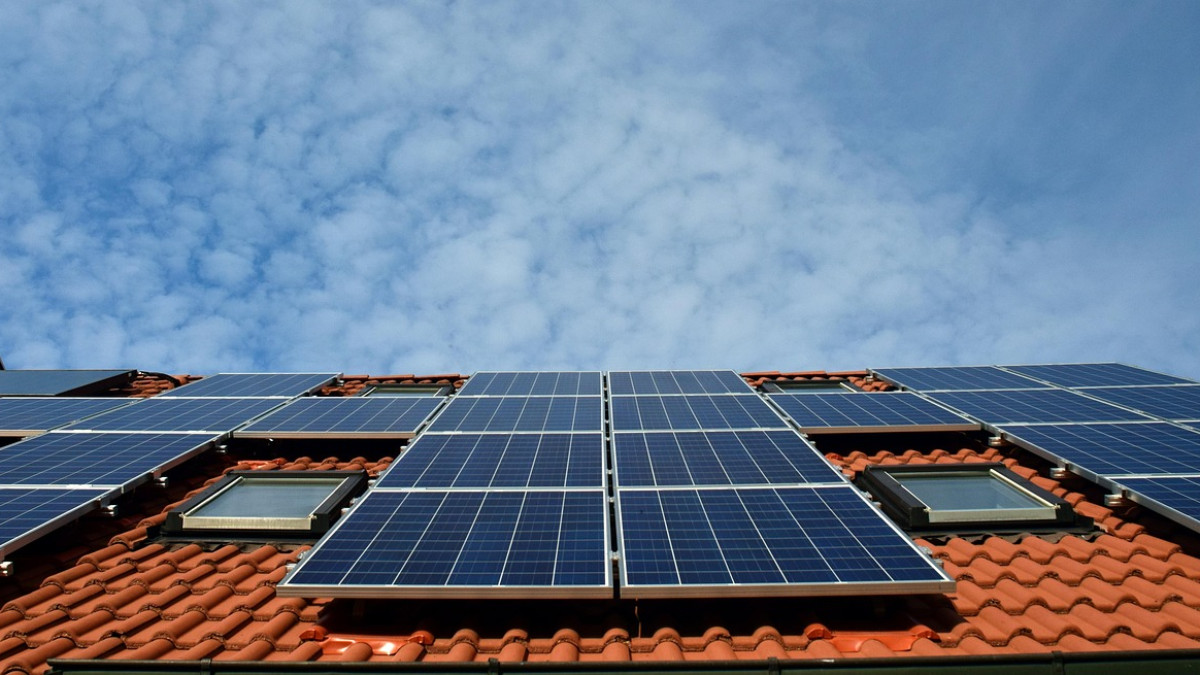 ¿Cómo protegerte del alza de tarifas eléctricas este verano?