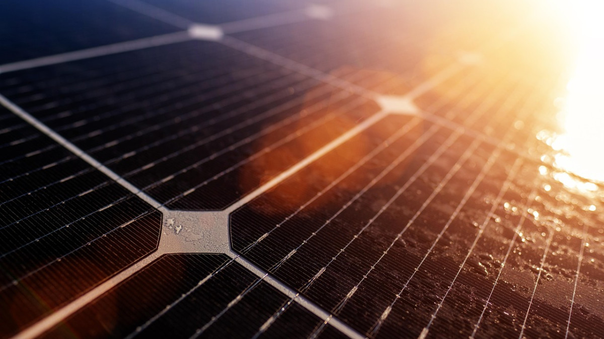 ¿Por qué limpiar tus paneles solares en primavera antes del verano?