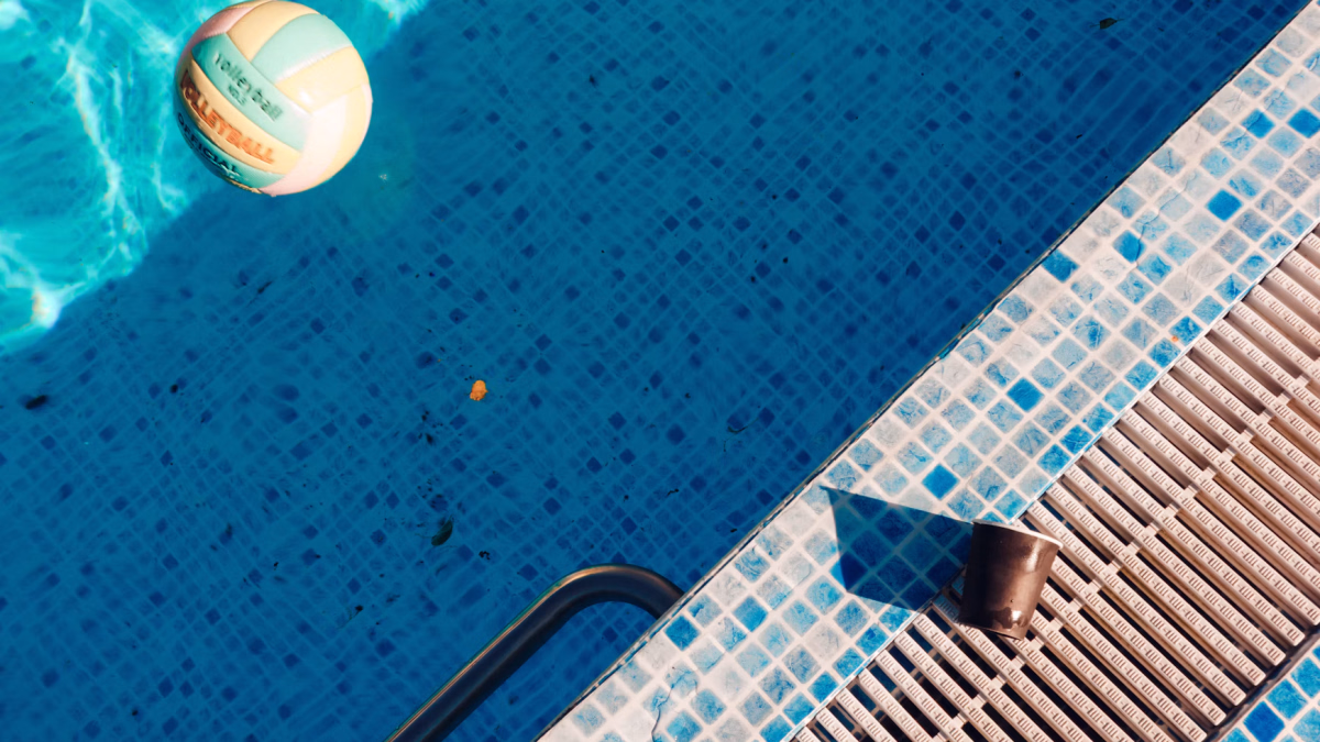 ¿Cómo climatizar tu piscina con energía solar este verano?