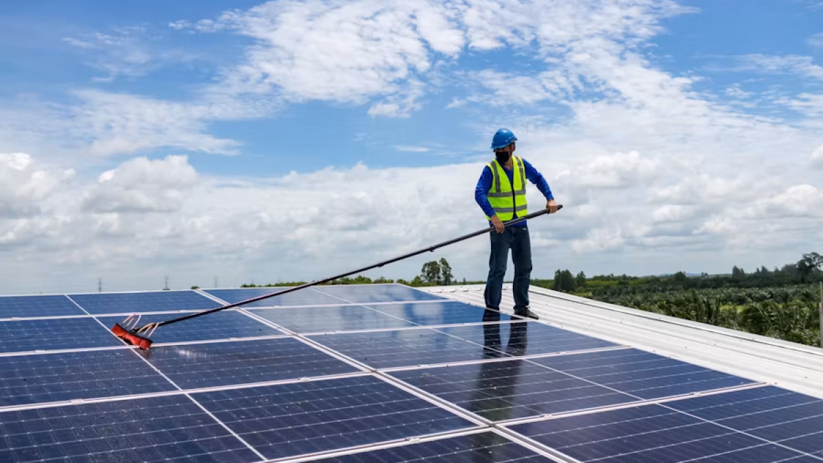 ¿Cada cuánto hay que limpiar los paneles solares según mi zona?