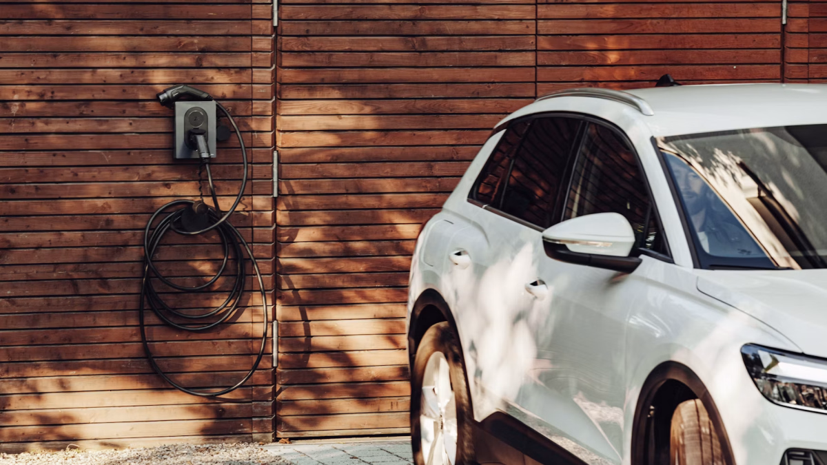 ¿Cómo cargar un auto eléctrico con energía solar en Chile?