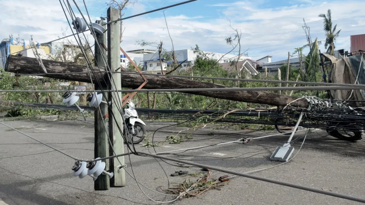 Las debilidades de un sistema: Caída de torre de alta tensión deja sin luz a la mitad de Santiago
