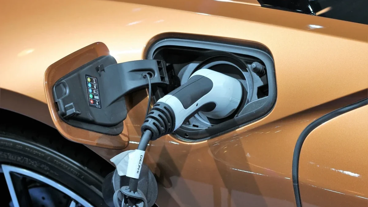 Por qué cargar tu auto eléctrico con paneles solares es la decisión financiera del año