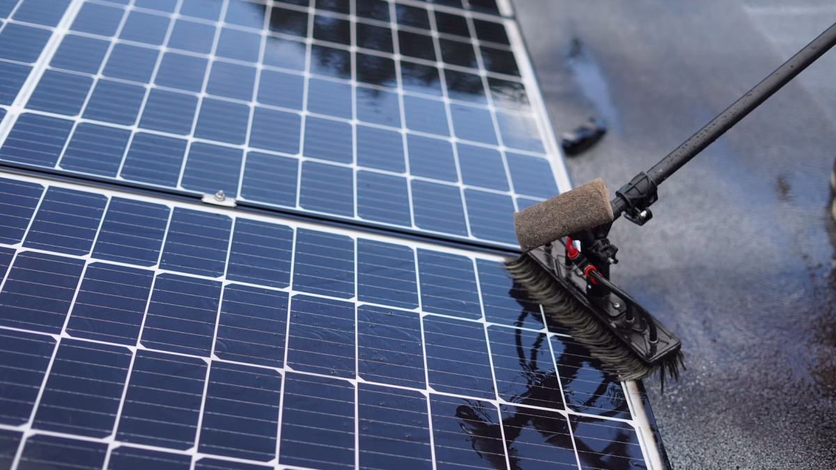 Mantenimiento y limpieza de paneles solares: guía práctica según tu zona