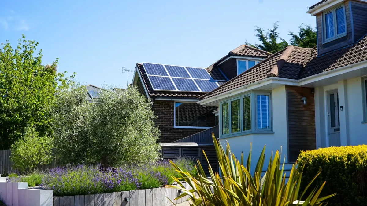 ¿Qué es más rentable la energía solar o eléctrica?