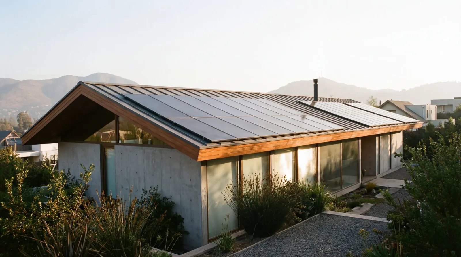 Casa con paneles solares instalados por Enerlife